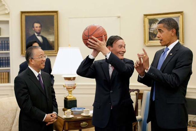 President Obama tutoring the Vice Chinese Premier in basketball.